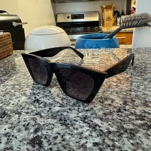 Stylish Black Cat-Eye Sunglasses